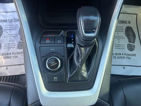 Used 2021 Toyota RAV4 XLE Premium image 23