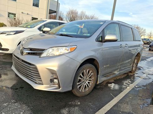 Used 2018 Toyota Sienna XLE image 2