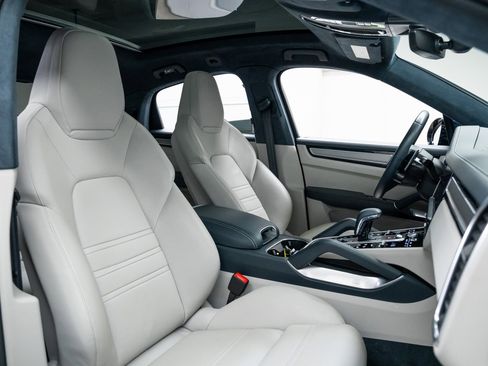 Used 2020 Porsche Cayenne Turbo S image 24