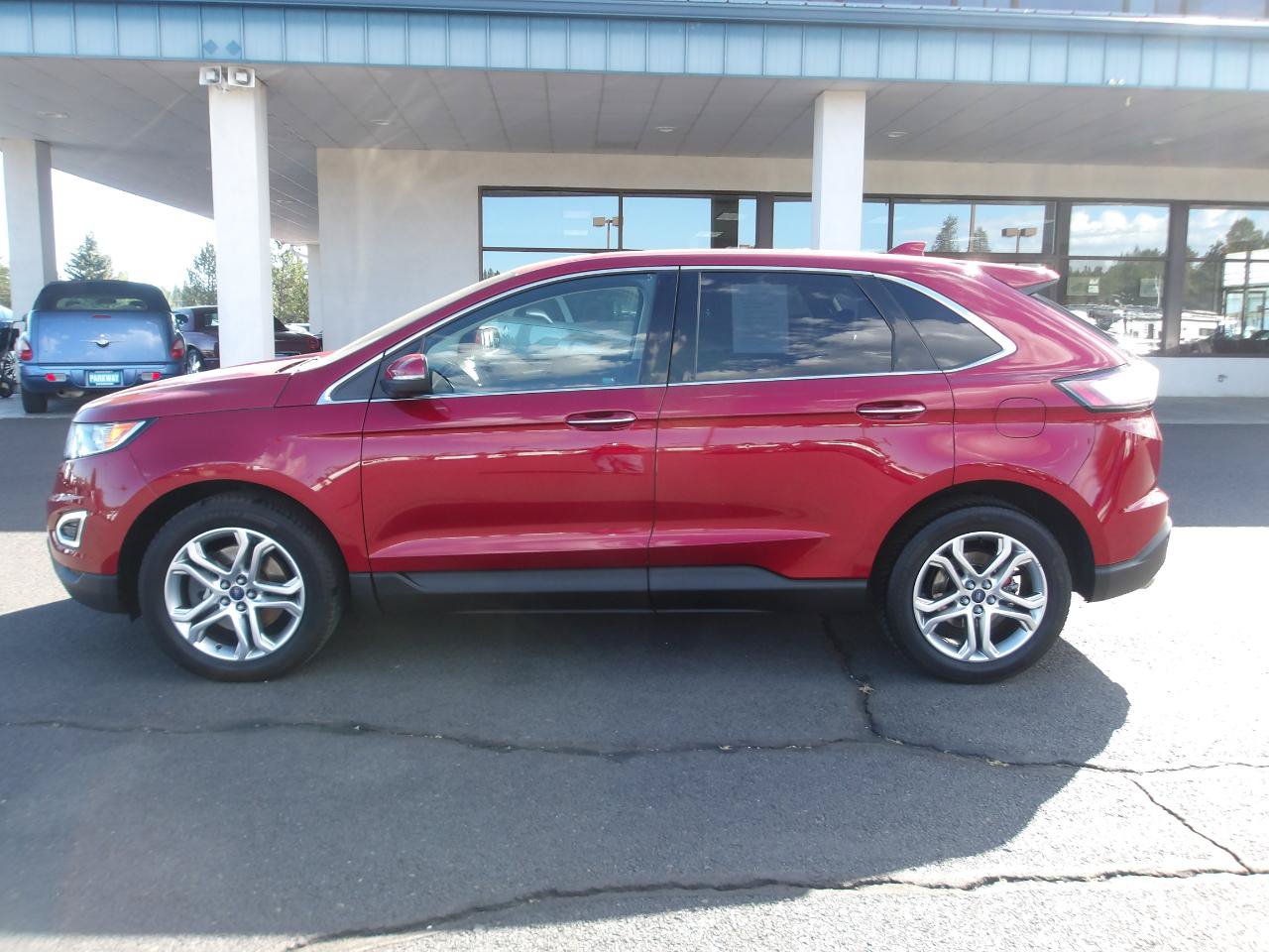 Used 2018 Ford Edge Titanium w/ Technology Package AWD/4WD image 2