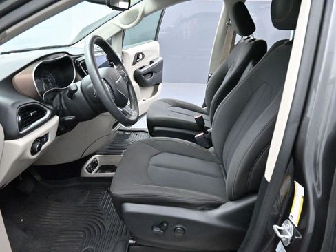 Used 2017 Chrysler Pacifica Touring FWD image 13