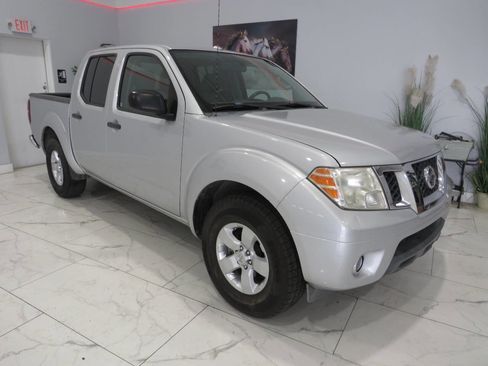 Used 2013 Nissan Frontier SV w/ SV Value Truck Pkg RWD image 2