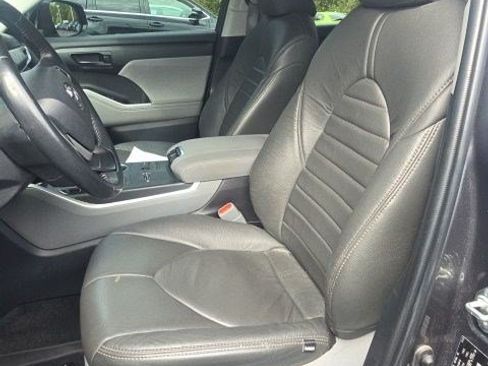 Used 2023 Toyota Highlander LE FWD image 11