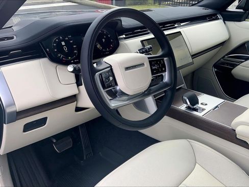 New 2025 Land Rover Range Rover Long Wheelbase SE image 8