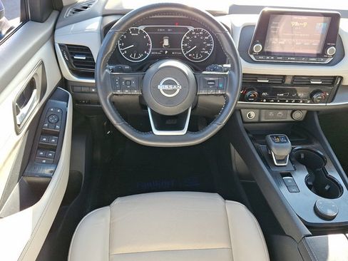 Used 2022 Nissan Rogue SV w/ SV Premium Package image 12