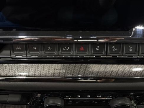 Used 2024 Chevrolet Silverado 1500 ZR2 AWD/4WD image 23