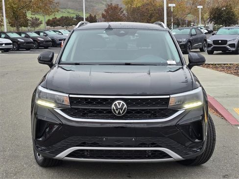 Used 2024 Volkswagen Taos SE image 2