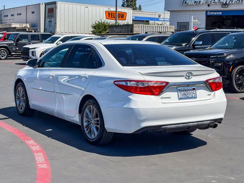 Used 2015 Toyota Camry SE FWD image 2