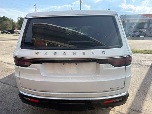 Used 2023 Jeep Wagoneer Series III w/ Preferred Equipment Group RWD image 6