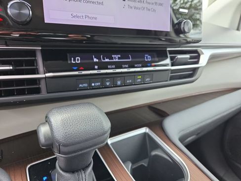 Used 2023 Toyota Sienna LE FWD image 18