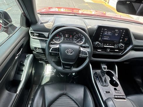 Used 2022 Toyota Highlander XSE FWD image 2