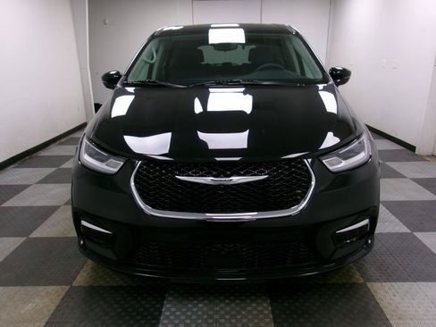 Used 2024 Chrysler Pacifica Touring-L FWD image 18