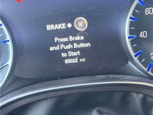 Used 2017 Chrysler Pacifica Limited w/ UConnect Theater Package FWD image 4