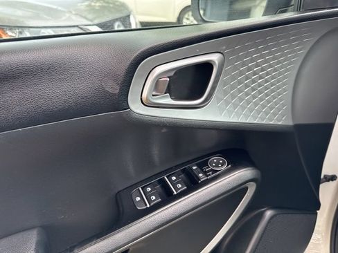 Used 2025 Kia Soul LX w/ LX Technology Package FWD image 25
