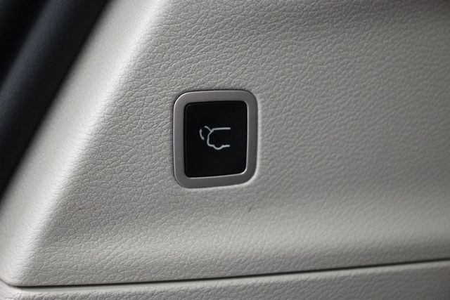 Certified 2024 Chrysler Pacifica Limited FWD image 25
