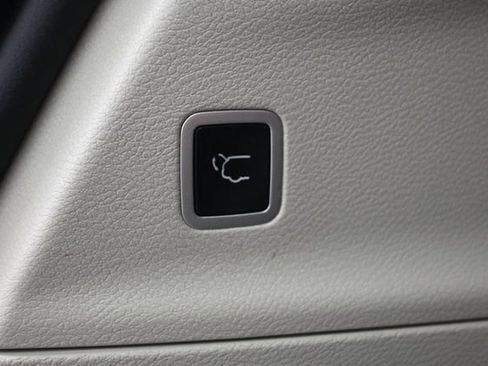 Certified 2024 Chrysler Pacifica Limited FWD image 25