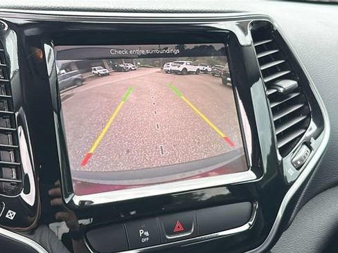 Used 2019 Jeep Cherokee Limited FWD image 30