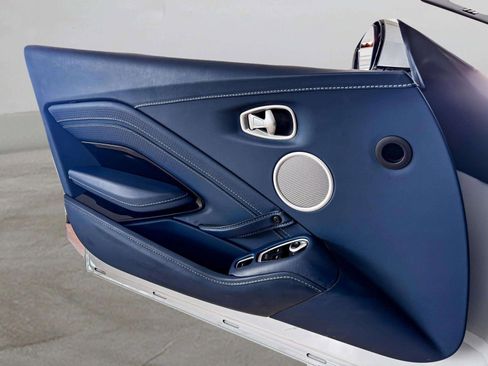 Used 2023 Aston Martin V8 Vantage Roadster image 19