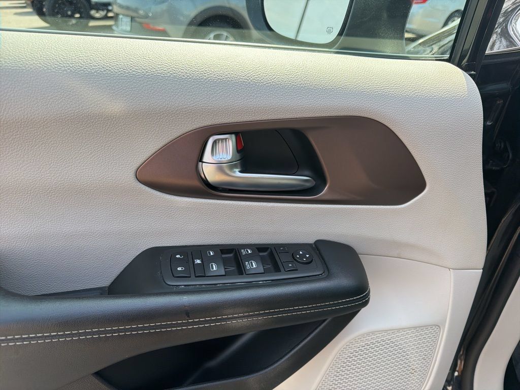 Used 2023 Chrysler Voyager LX FWD image 13