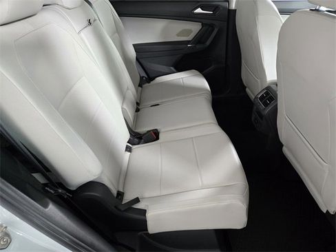 Used 2018 Volkswagen Tiguan SE w/ Panoramic Sunroof Package image 21