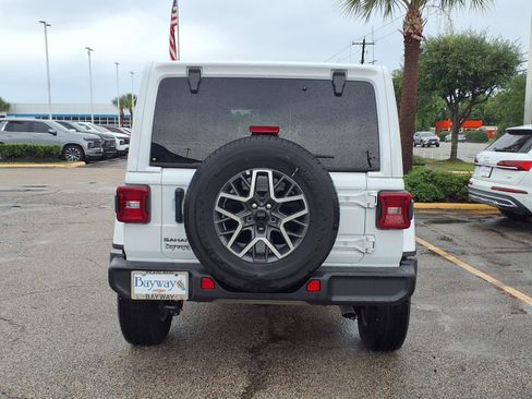 Used 2025 Jeep Wrangler Unlimited Sahara AWD/4WD image 22