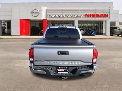 Used 2017 Toyota Tacoma TRD Off-Road w/ Tow Package image 4