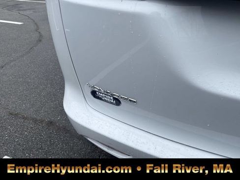 Used 2023 Chrysler Voyager LX image 5