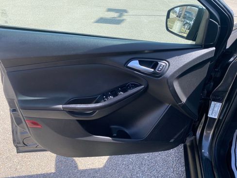 Used 2018 Ford Focus SE w/ SE Appearance Package image 19