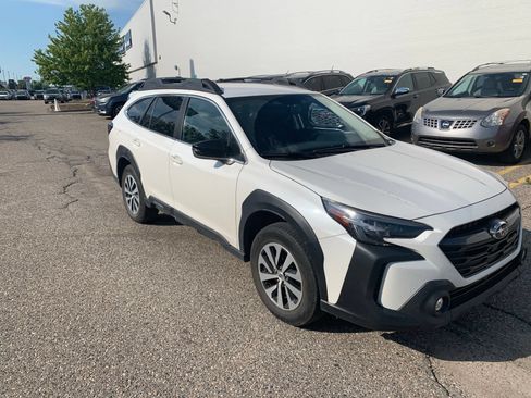 Used 2024 Subaru Outback Premium AWD/4WD image 3