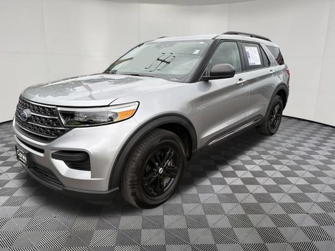 Used 2024 Ford Explorer XLT AWD/4WD image 3