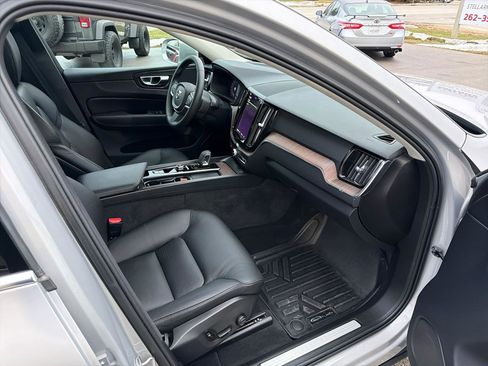 Used 2022 Volvo XC60 B5 Momentum w/ Climate Package image 21