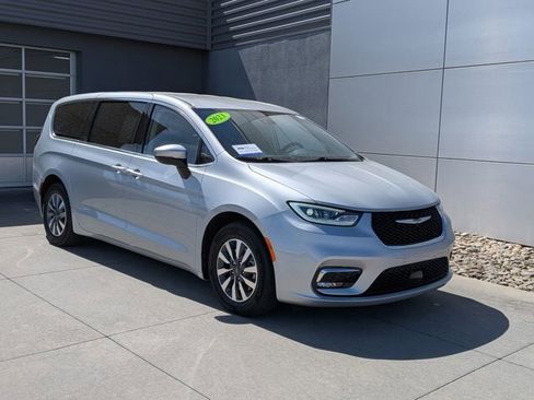 Used 2023 Chrysler Pacifica Touring-L FWD image 2