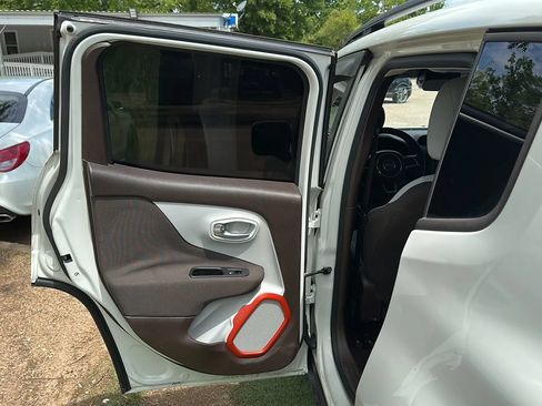 Used 2016 Jeep Renegade Latitude w/ Safety & Security Group FWD image 17