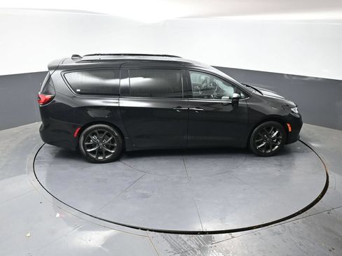 Used 2025 Chrysler Pacifica Limited FWD image 42
