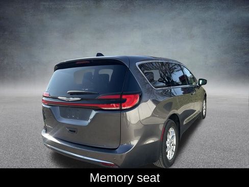 Used 2023 Chrysler Pacifica Touring-L image 6