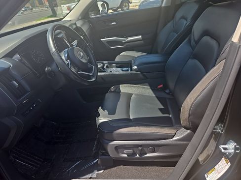Used 2025 Nissan Pathfinder SL AWD/4WD image 12