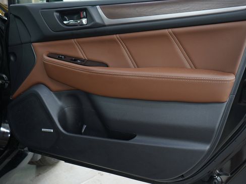 Used 2018 Subaru Outback 2.5i Touring w/ Popular Package #3 AWD/4WD image 9