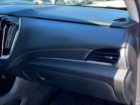 Used 2021 Chevrolet Traverse LT image 23