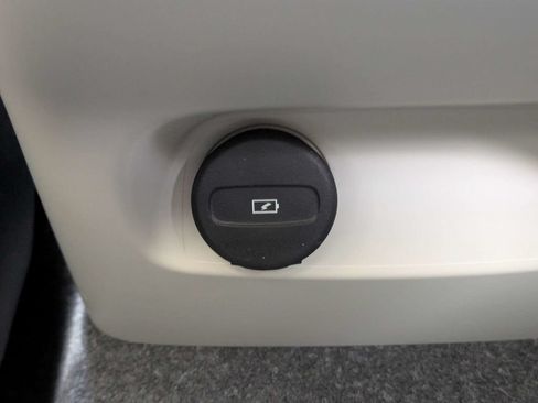 Used 2023 Volvo XC40 B5 Plus w/ Protection Package Premier AWD/4WD image 17