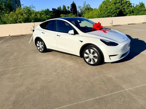 Used 2022 Tesla Model Y Long Range AWD/4WD image 3