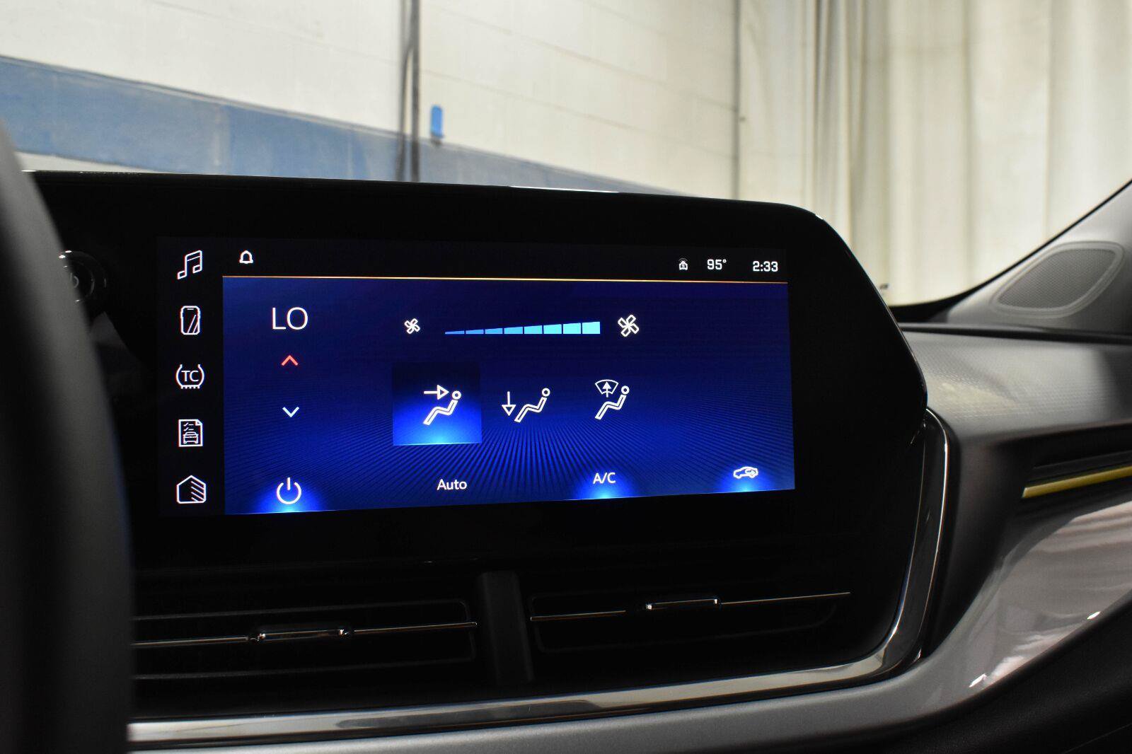 Used 2025 Chevrolet Trax LT w/ LT Convenience Package FWD image 14