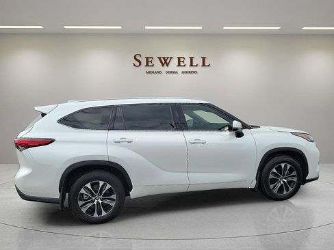 Used 2022 Toyota Highlander XLE FWD image 6
