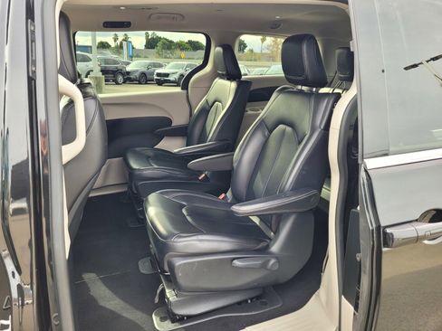 Used 2023 Chrysler Pacifica Touring-L image 12