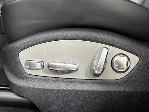 Certified 2025 Porsche Macan image 40