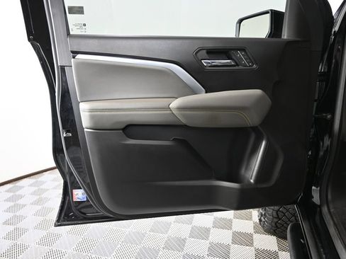 Used 2025 Chevrolet Colorado ZR2 AWD/4WD image 17
