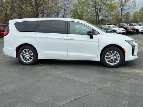 New 2027 Chrysler Pacifica Select AWD/4WD image 48