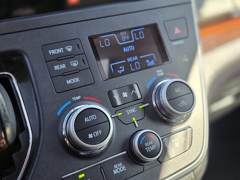 Used 2017 Toyota Sienna Limited Premium image 44