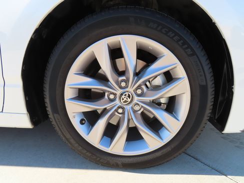 Used 2021 Toyota Avalon XLE image 11