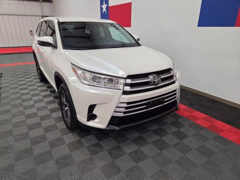 Used 2019 Toyota Highlander LE image 12