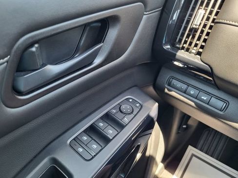 Used 2025 Nissan Pathfinder SV FWD image 24